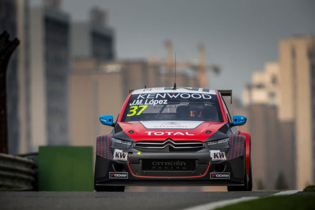 El Campeonato Mundial de Autos de Turismo, conocido por sus siglas en inglés “WTCC”, finalizó la era de dominio abrumador de Citroen: la marca francesa ingresó con este C-Elyssee en 2014, y se llevó todos los títulos de la mano del argentino José María López, acompañado por Sebastien Loeb e Yvan Muller. Este auto lleva un motor turbo de 1.6 litros.