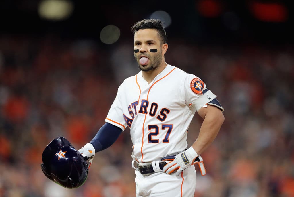 José Altuve pudo haber empatado 2-2 el compromiso en el primer inning pero un aficionado impidió a Mookie Betts hacer la atrapada, o al menos intentarlo, y se fueron en blanco los Astros.