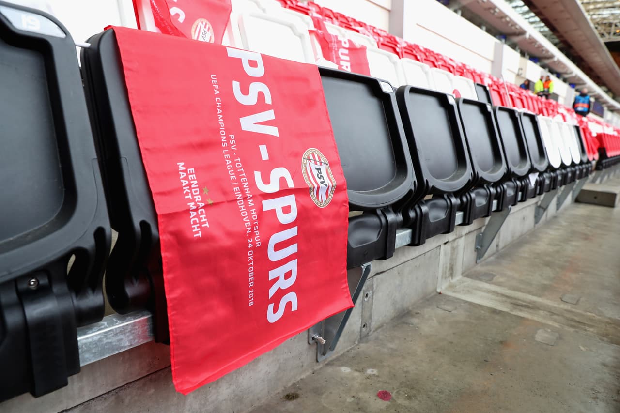 Los cuales pondrían un ambiente espectacular a la hora de la salida de los equipos al campo.