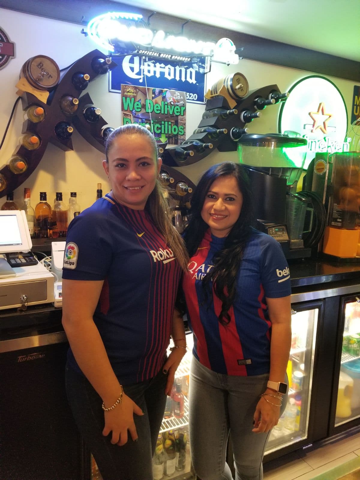 Los colores del Barcelona llegaron a los hinchas en Estados Unidos en La Palapa Hondureña en Miami, para apoyar al equipo en el juego de vuelta de octavos de final contra Chelsea en Champions League.