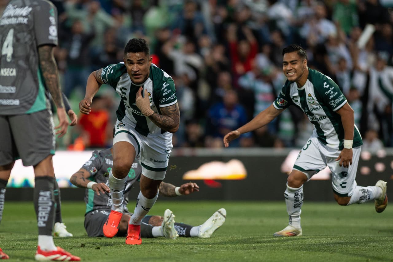 Santos Laguna le quita el invicto a León con todo y James
