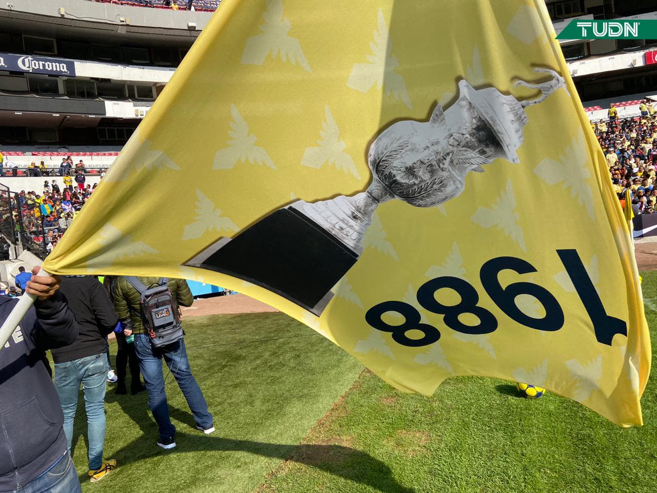 Fanáticos del América se reúnen para ver a su equipo entrenar previo a la final de la Liga MX del Apertura 2019.