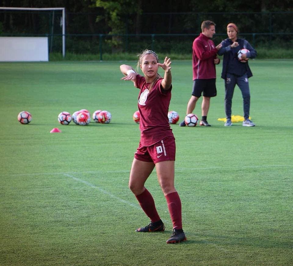 Maracay, en el estado Aragua, fue la cuna en la que Deyna comenzó a forjarse como la estrella que es hoy en día. Nació allí en 1999 y aunque sus padres se negaron a verla pateando un balón, no pudieron frenarla.