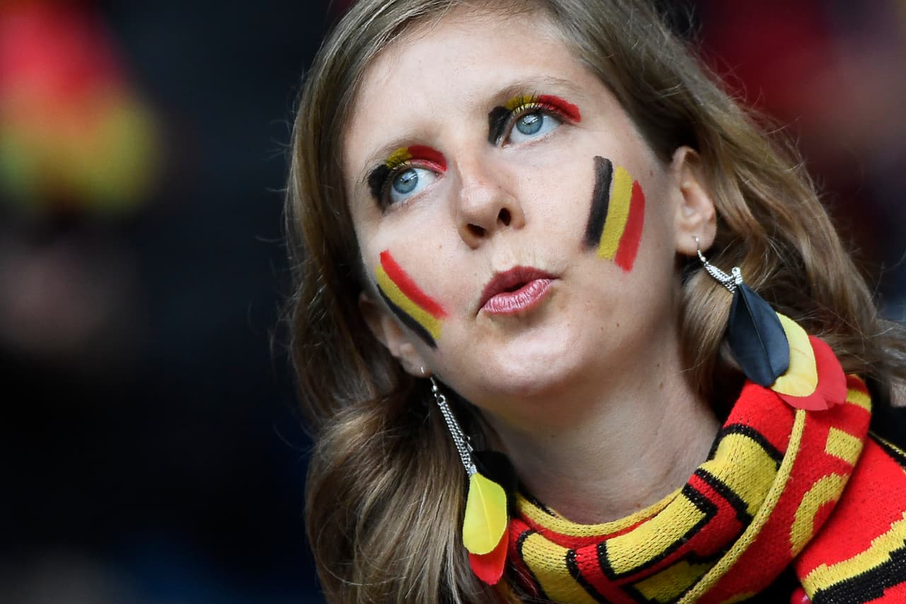 Hermosas fanáticas se dieron cita en el Estadio Pierre-Mauroy de Lille para el duelo de los cuartos de final entre Gales y Bélgica