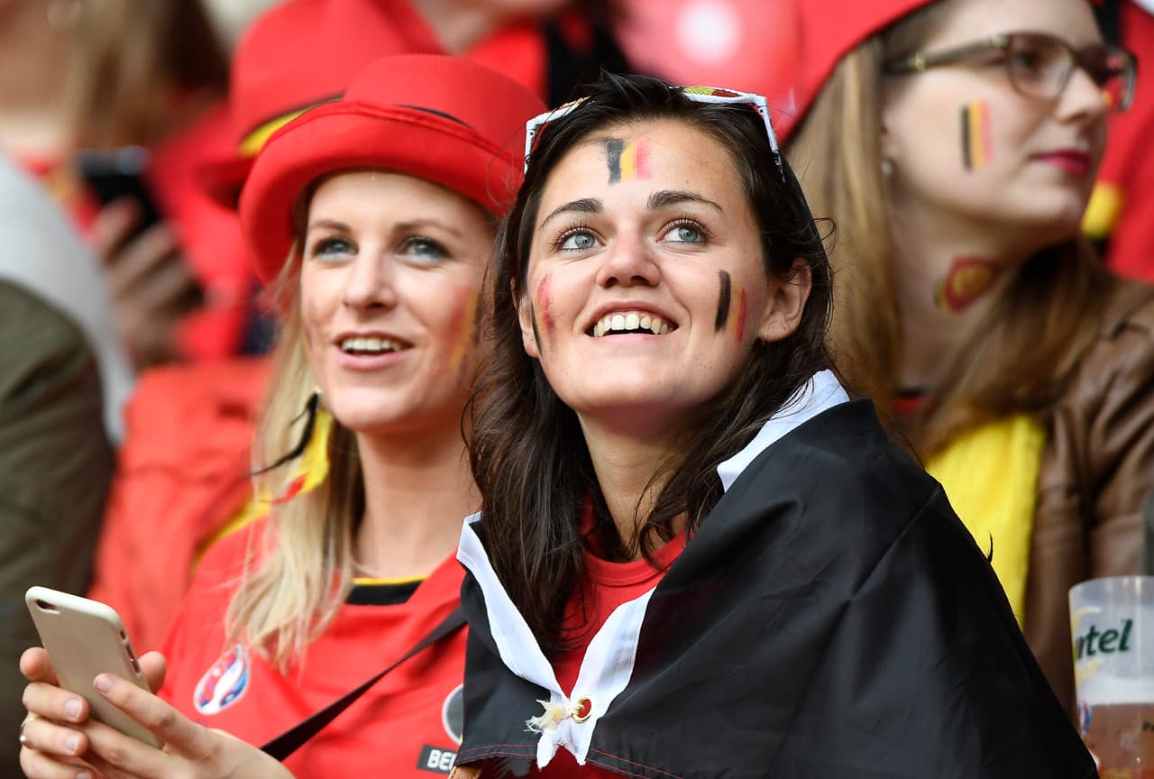 Hermosas fanáticas se dieron cita en el Estadio Pierre-Mauroy de Lille para el duelo de los cuartos de final entre Gales y Bélgica