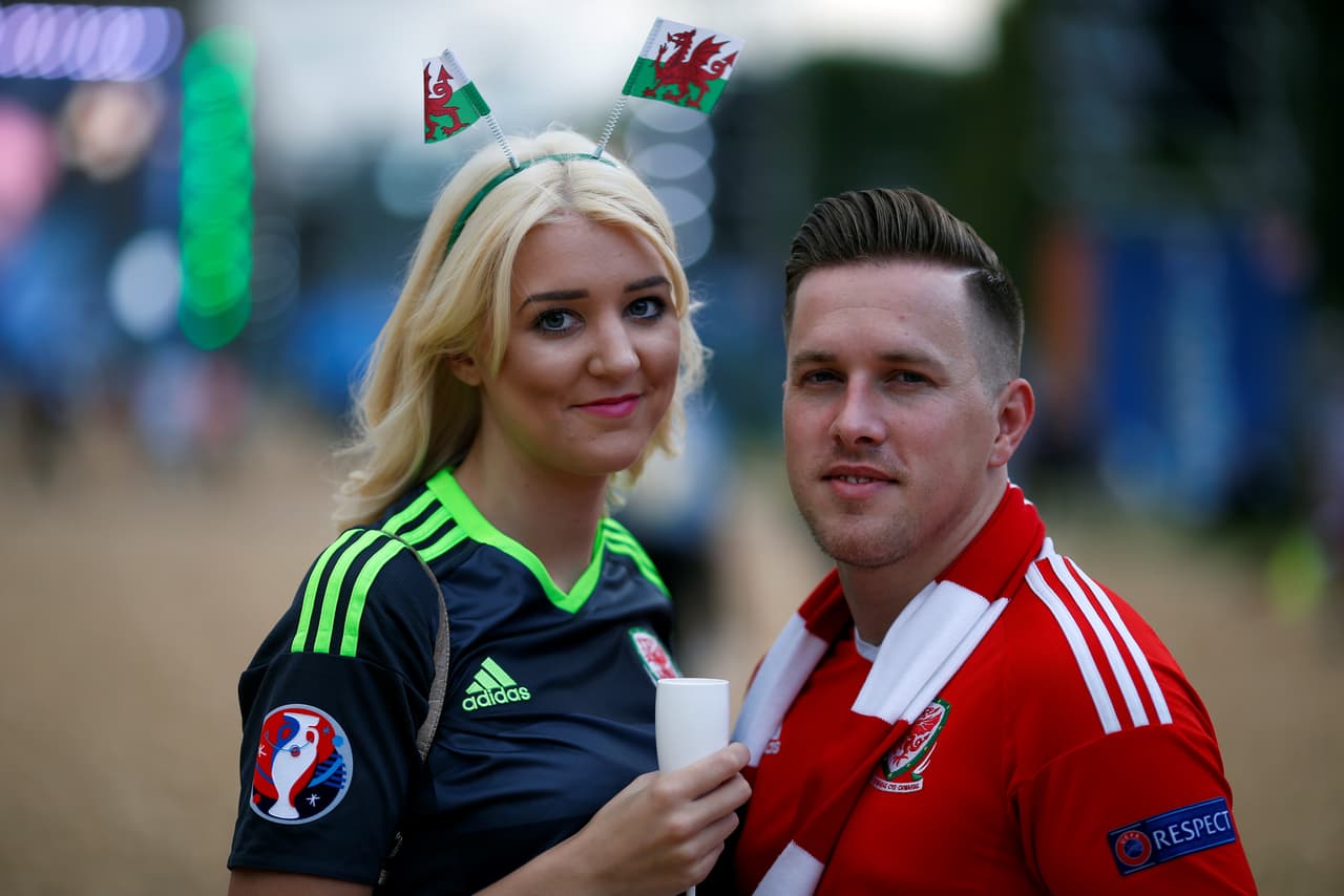 Hermosas fanáticas se dieron cita en el Estadio Pierre-Mauroy de Lille para el duelo de los cuartos de final entre Gales y Bélgica