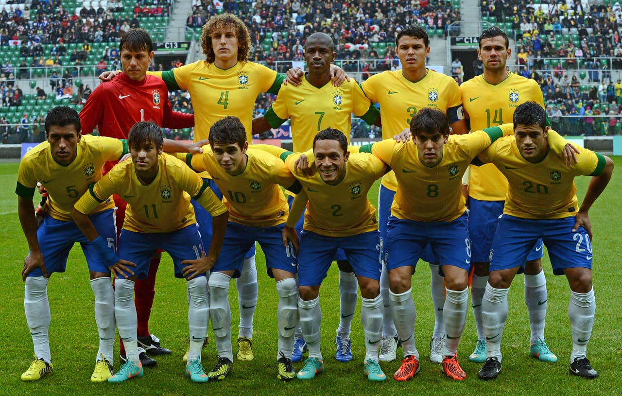 Luego de Sudáfrica y con miras a Brasil-2014, la verdeamarella tuvo problemas para armar su nuevo equipo. Óscar (abajo, tercero de izquierda a derecha) llevaría la '10' en un equipo muy discreto.