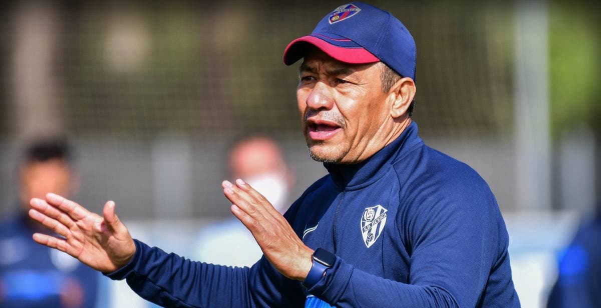 Nacho Ambriz se estrenó con derrota en el Huesca