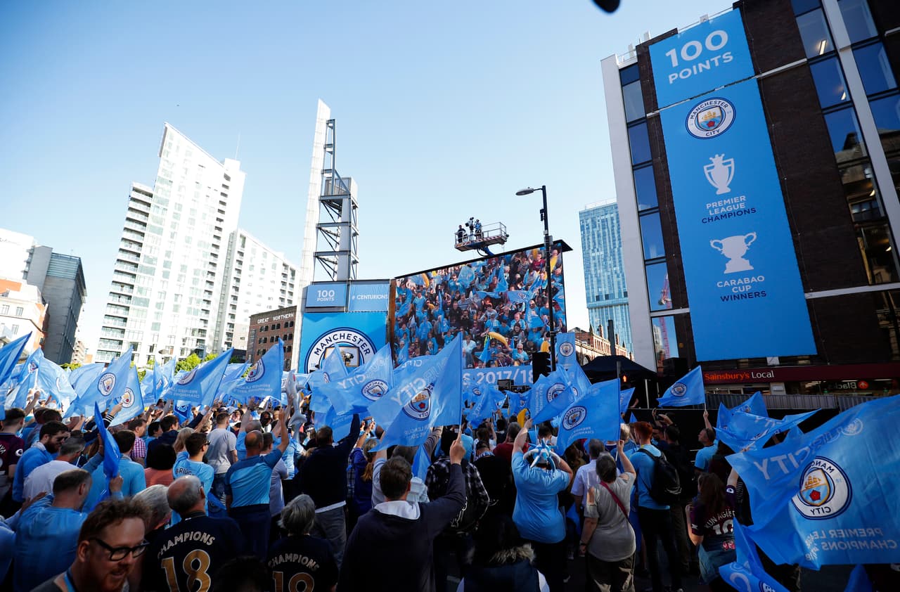 Los fanáticos de Manchester City inundaron la ciudad para festejar con los jugadores del equipo el título obtenido en Premier League, en medio del colorido y euforia de hinchas de todas las edades.