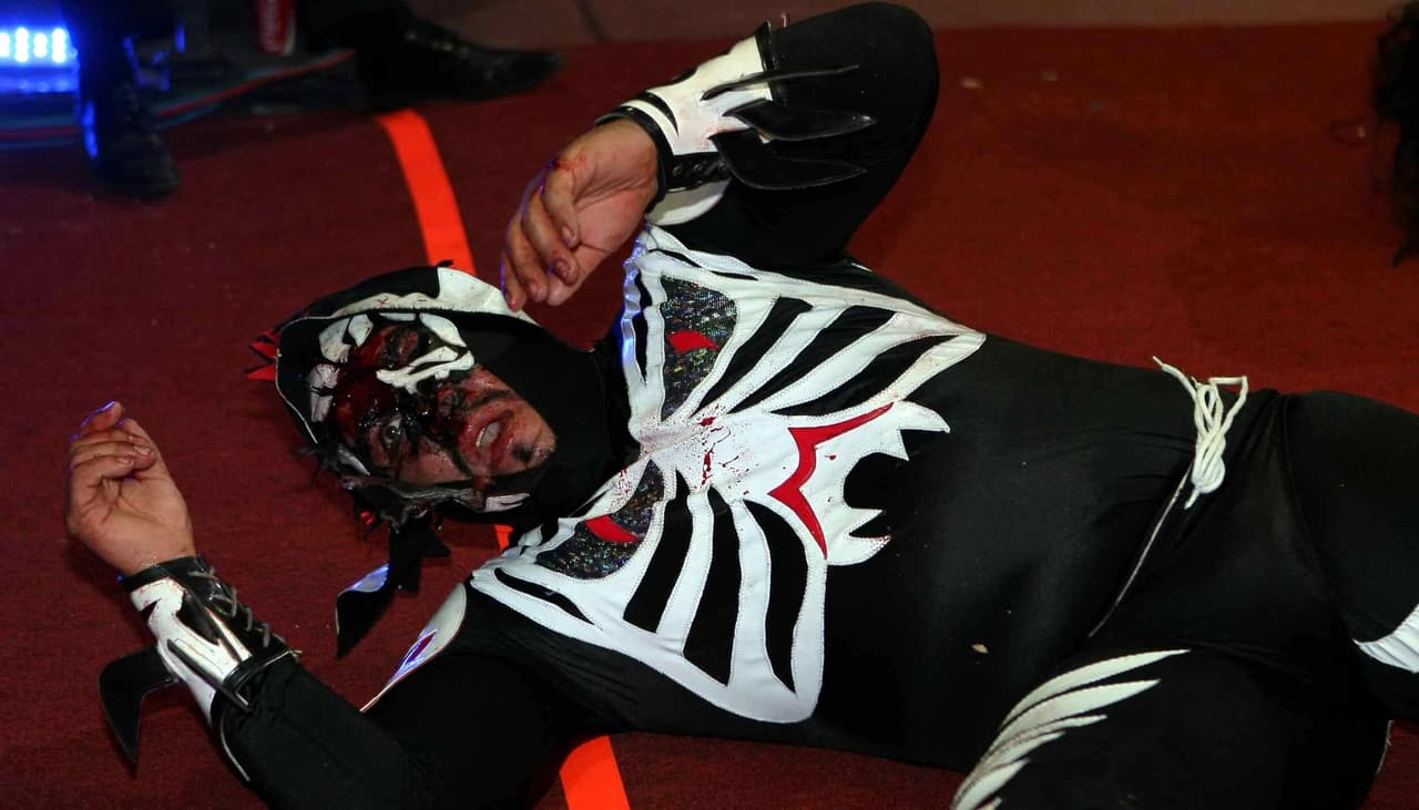 El deporte de los costalazos es un peligro constante, pese a lo que se piensa. Muchos luchadores han fallecido debido a los 'gajes del oficio', unos arriba del ring y otros a consecuencia de la lucha libre. Te presentamos a algunos.