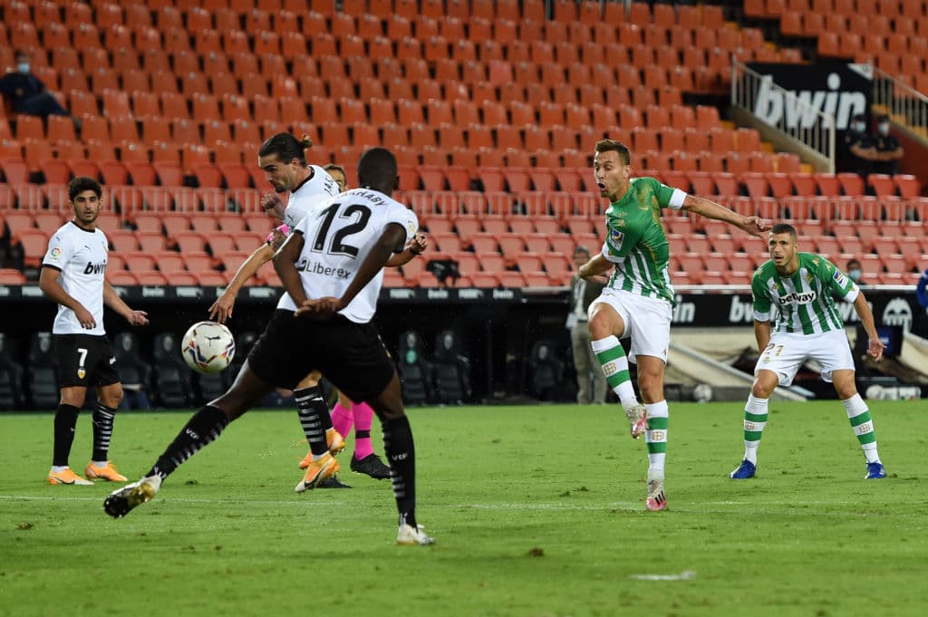 Un jugador de Valencia desvió el balón y Domenech no tuvo oportunidad de atajar.