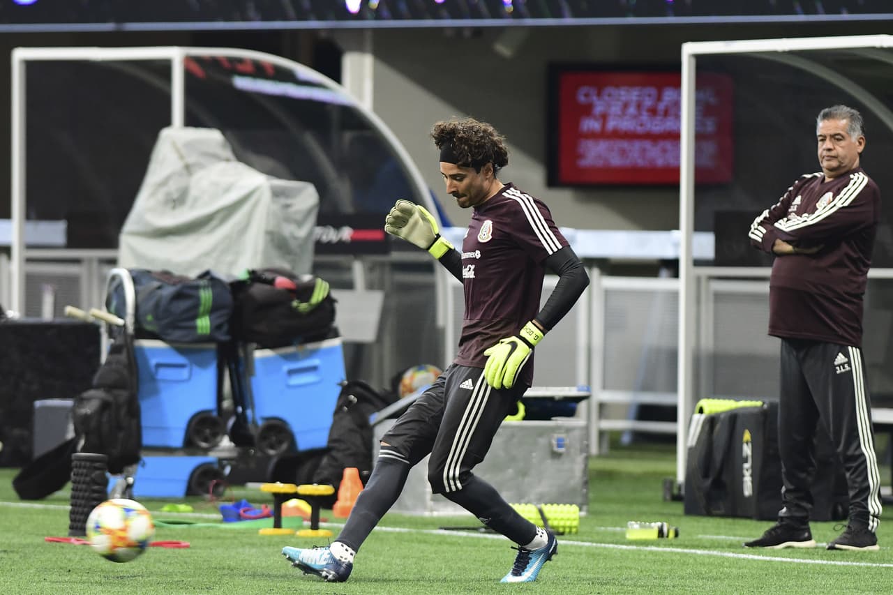 La Selección Mexicana de Fútbol se 'mojó los pies' en la fastuosa casa de los Atlanta Falcons y del Atlanta United, el Mercedes-Benz Stadium, donde jugará este miércoles ante su similar de Venezuela, un partido que sirve a ambos escuadrones de cara a sus compromisos del verano, como la Copa Oro y la Copa América, respectivamente. Así se entrenaron los jugadores del Tri bajo las órdenes de Gerardo 'Tata' Martino en Atlanta esta tarde de martes.