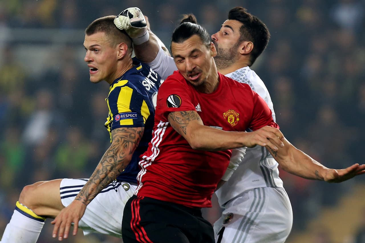 Manchester United's Zlatan Ibrahimovic (C) vies with Fenerbahce's defender Martin Skrtel (L) and goalkeeper Volkan Demirel (R) during the UEFA Europa League football Fenerbahce SK vs Manchester United at the Fenerbahce Ulker Stadium on November 3, 2016 in Istanbul. / AFP / STRINGER (Photo credit should read STRINGER/AFP/Getty Images)