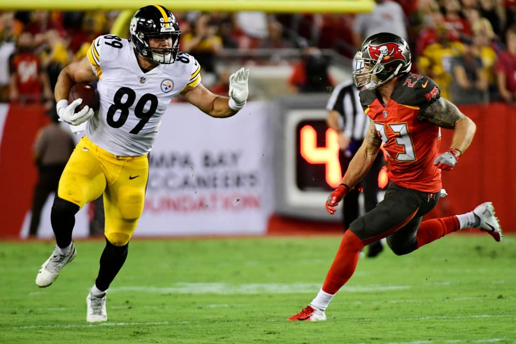 Pero la respuesta de los Steelers no se hizo esperar: un pase del 'Big Ben' al ala cerrada Vance McDonald, de 75 yardas, silenció al público en el Raymond James Stadium en el Monday Night Football.