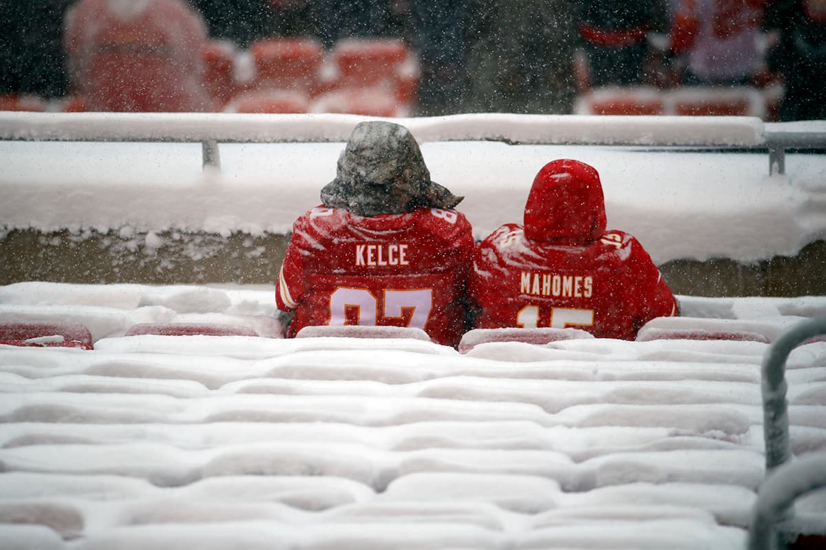 Un par de fanáticos llegaron temprano a los nevados asientos de Arrowhead Stadium.