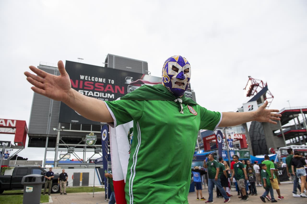 Nunca falta el enmascarado con su camiseta verde del Tricolor.