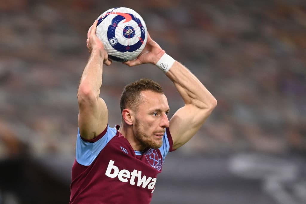 West Ham se impone al Wolverhampton 3-2 cerrando así la fecha 30 de la Premier League. Los Wolves estuvieron cerca de igualar el marcador, pero los goles de Leander Dendonker y Fabio Silva no fueron suficientes ante las anotaciones de Jesse Lingard, Pablo Fornals y Jarrod Bowen. El mexicano Raúl Jiménez aún sigue en recuperación.