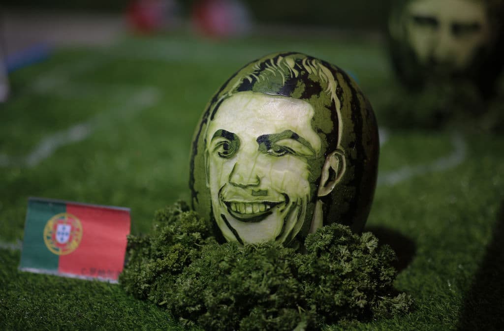 Los rasgos de cracks de la talla de Cristiano Ronaldo tuvieron a esa fruta como su particular lienzo.