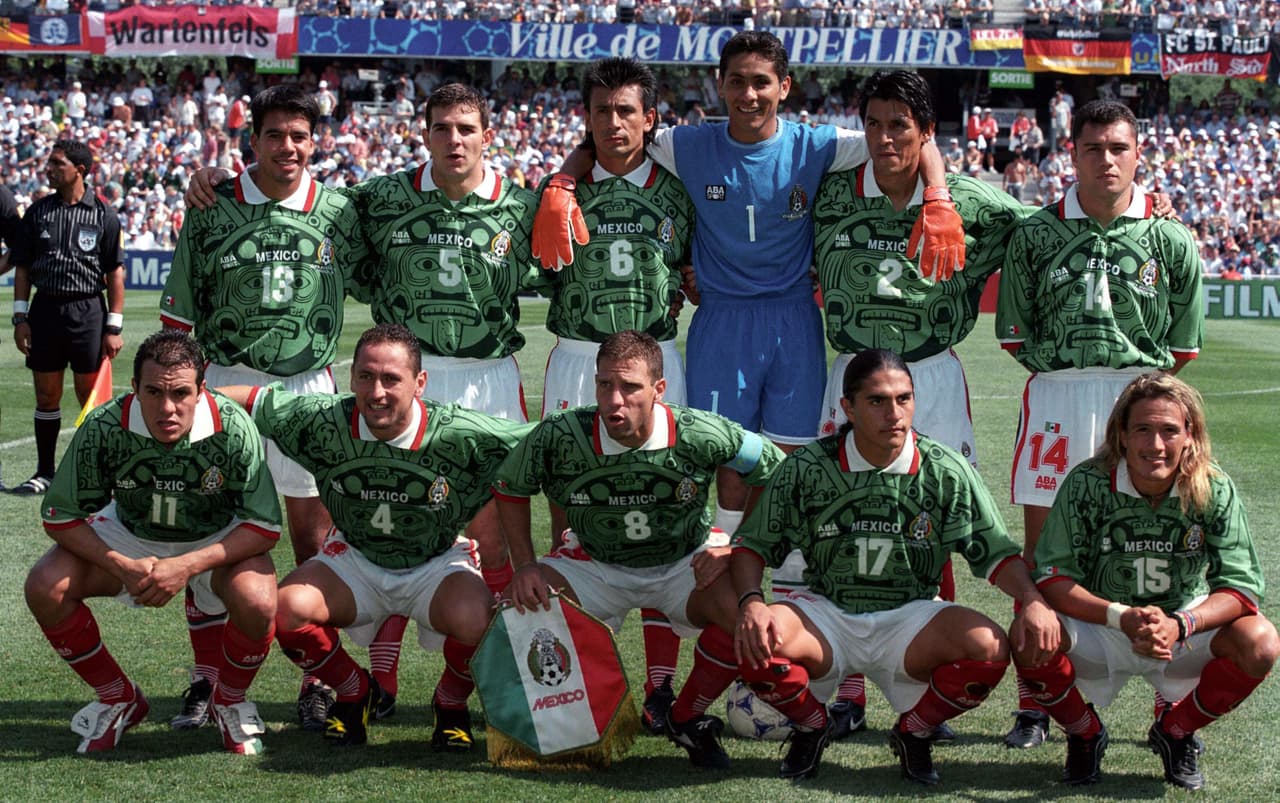 <b>1998.</b> Arriba: Pavel Pardo, Duilio davino, Marcelino Bernal, Jorge Campos, Claudio Suárez, Raúl Lara. Abajo: Cuauhtémoc Blanco, Germán Villa, Alberto García Aspe, Francisco Palencia, Luis Hernández.