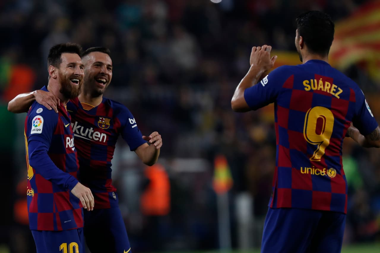 Al minuto 34 tras un gran disparo, Lionel Messi consigue su gol de tiro libre número 50.