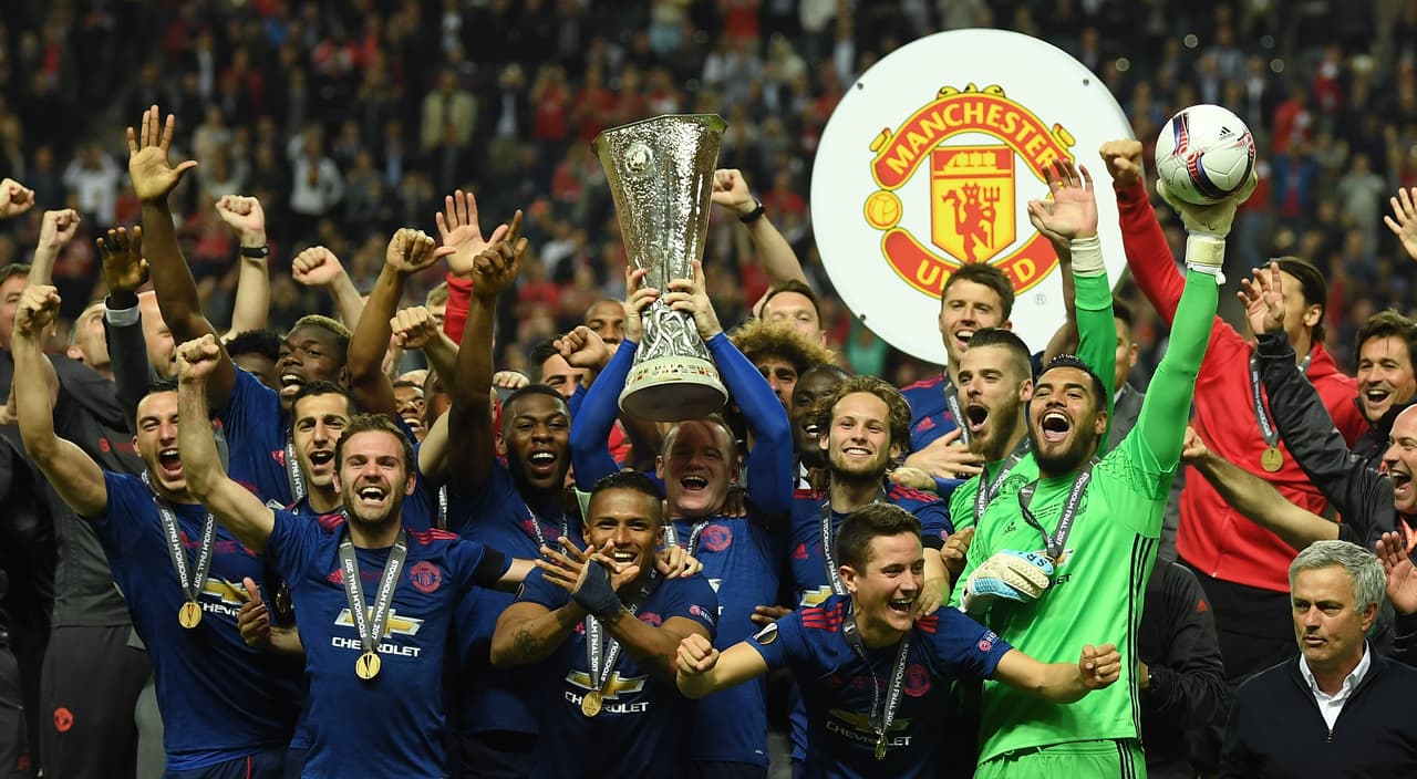 Manchester United celebra su título en la Europa League que lo convierte en el quinto equipo en obtener los tres grandes trofeos del 'Viejo Continente' y le da un cupo directo en la Champions de la próxima temporada.