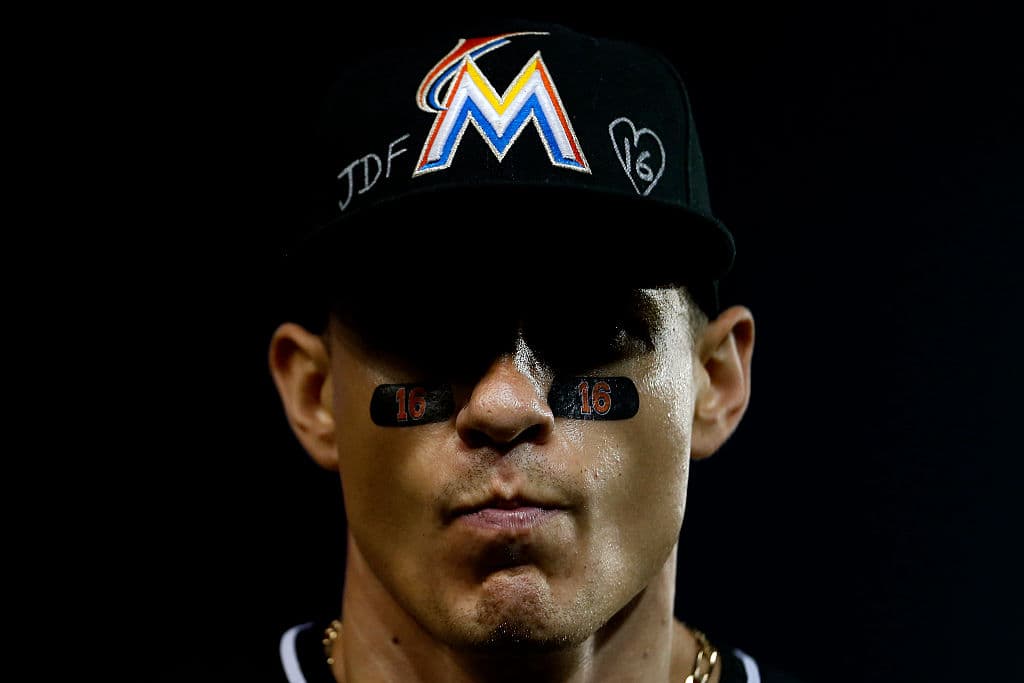 En la cancha, sus compañeros lo llevaron en sus atuendos y con su número en el rostro como parte de una muestra de cómo el jugador está adentro de sus corazones.