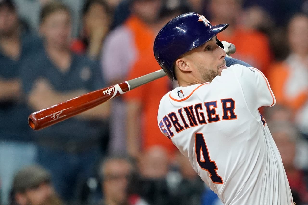 Los Houston Astros caen en el primer juego de la Serie Mundial 5-4 en el Minute Maid Park.