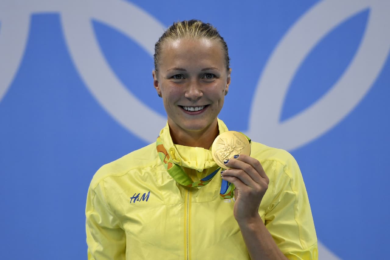 En la final del los 100 metros mariposa, la sueca Sara Sjostrom bate el récord del mundo (55.48) y se lleva el oro. La plata es para la canadiense Penny Oleaksiak y el bronce se lo adjudica la estadounidense Dana Vollmer.