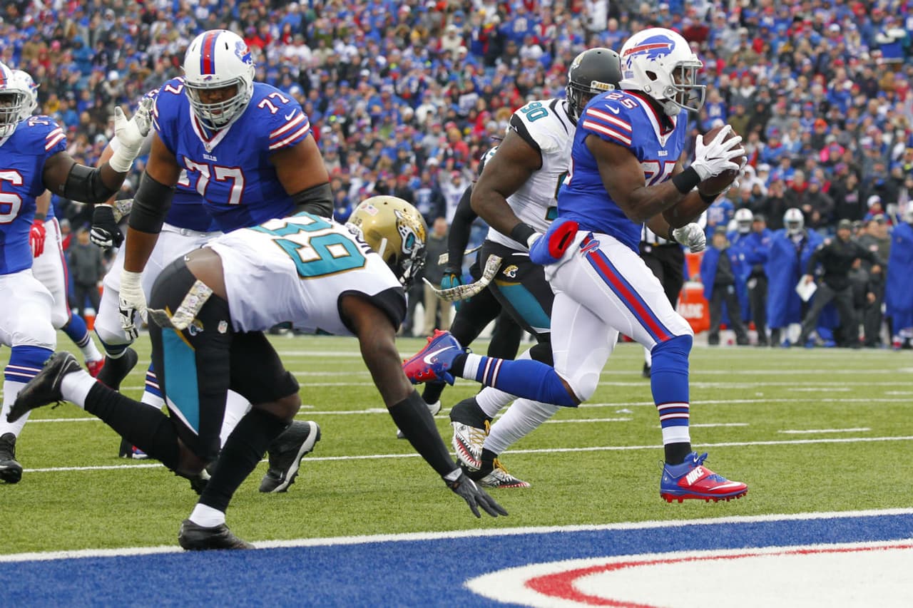 LeSean McCoy anotó dos touchdowns y una conversión de dos puntos.