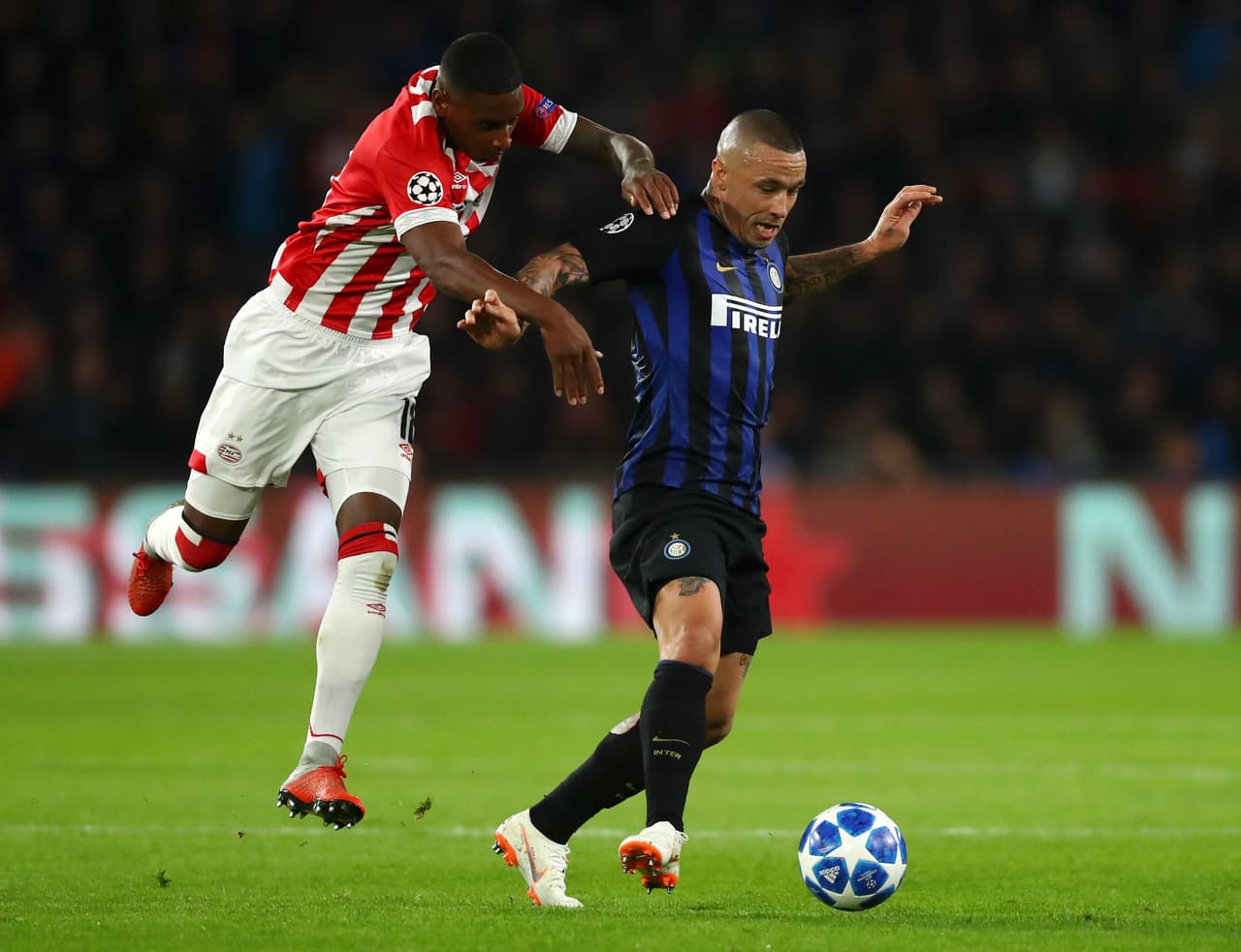 Sin embargo, la primera gran opción del partido la tuvo Radja Nainggolan con un remate de media distancia que avisaba lo que pasaría después.