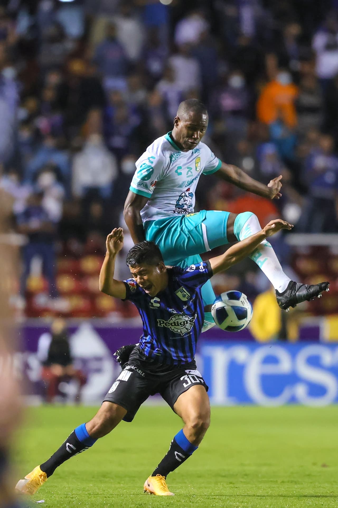 Elías Hernández anota al minuto 28 y le da la victoria a León 0-1 sobre Querétaro.