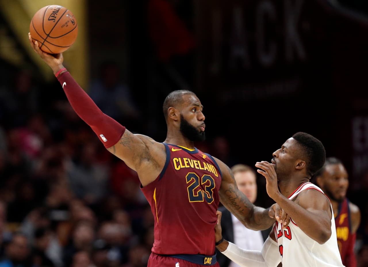LeBron James registró 34 puntos al jugar como armador titular y los Cavaliers de Cleveland, con otra alineación, despertaron tras un flojo primer tiempo para vencer el martes por 119-112 a los Bulls de Chicago.