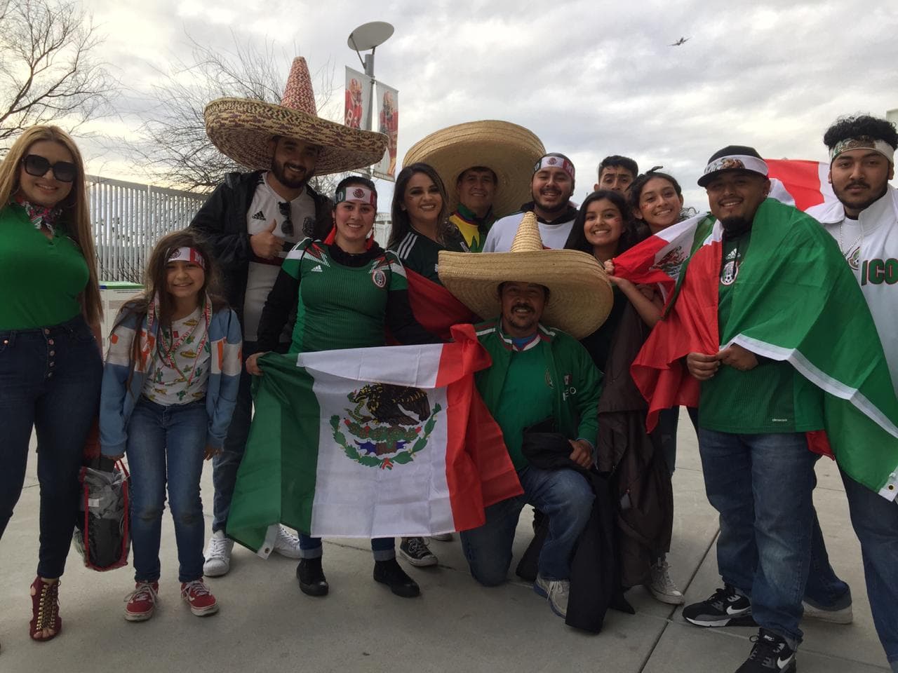 Así se vivió el color previo al partido amistosos internacional entre las selecciones de México y Paraguay en la casa de los San Francisco 49ers, el Levi's Stadium, en Santa Clara, California.