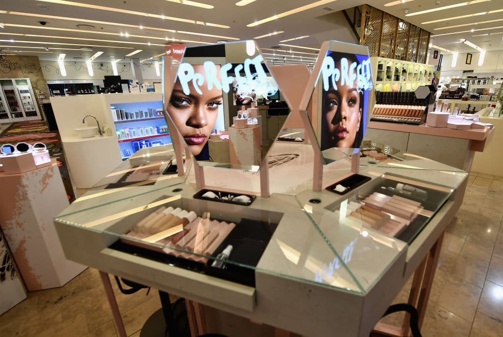 Rihanna también continúa revolucionando la industria de la belleza con su línea Fenty Beauty, que generó más de $ 558 millones de dólares en solo su primer año completo de operación.