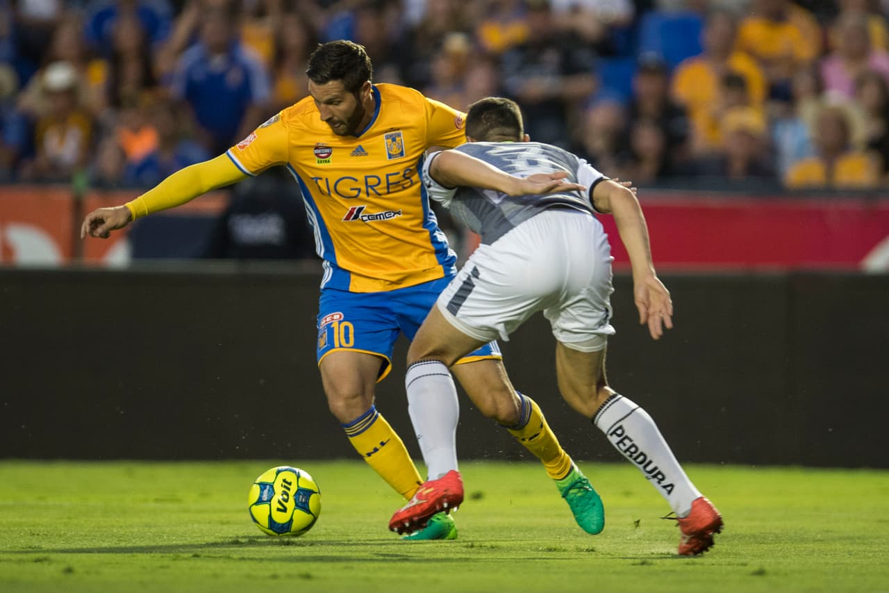El siempre peligroso André-Pierre Gignac poco pudo hacer ante la defensa esmeralda.
