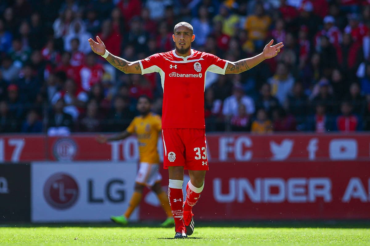 El argentino Jonatan Maidana debutó con Toluca en el juego contra Tigres.