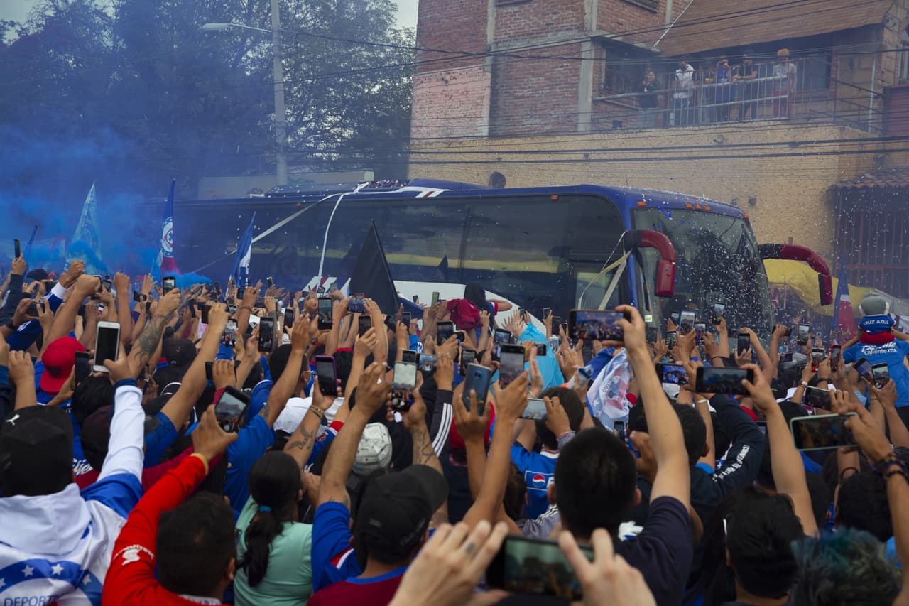 Simplemente espectacular... Miles de fans de la Máquina celeste dieron una histórica bienvenida a su equipo en el Azteca. ¡Qué imágenes!