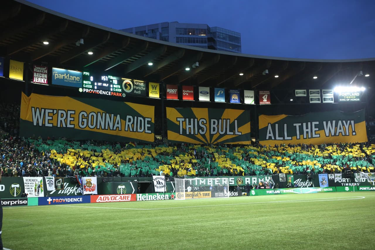 Ellos son auténticos especialistas en alentar a su equipo y en preparar los mejores 'tifos' del fútbol norteamericano.