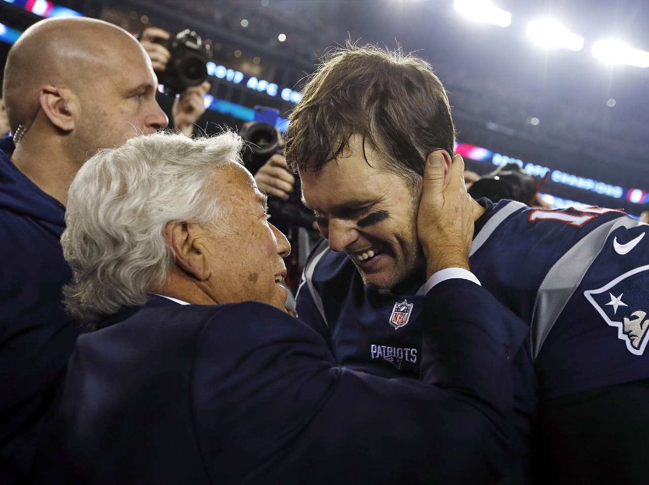 Robert Kraft no quiere ver a Tom Brady en otro equipo