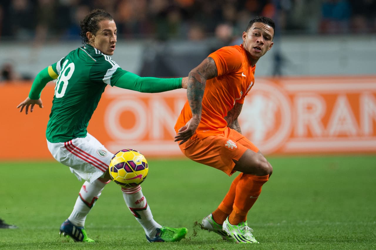 Foto de accion durante el partido amistoso de preparacion Holanda (Paises Bajos) vs Mexico, en la foto: Andres Guardado de Mexico y Memphis Depay de Holanda 12/11/2014/MEXSPORT/Jorge Martinez, Estadio: Amsterdam Arena