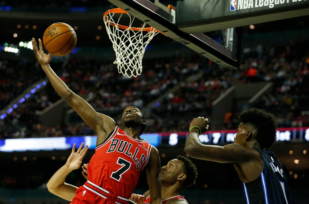 Aquí aparece Justin Holiday (7) tratando de capturar un rebote ante la marca de Mo Bamba en acciones del primer periodo, que terminó 26-24 en favor de Orlando.