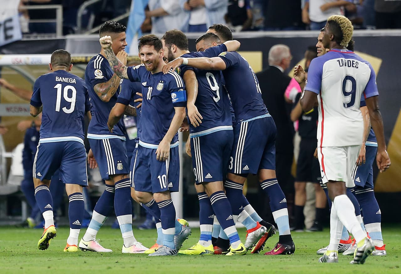 EL equipo completo celebra con Messi el segundo gol de Argentina.