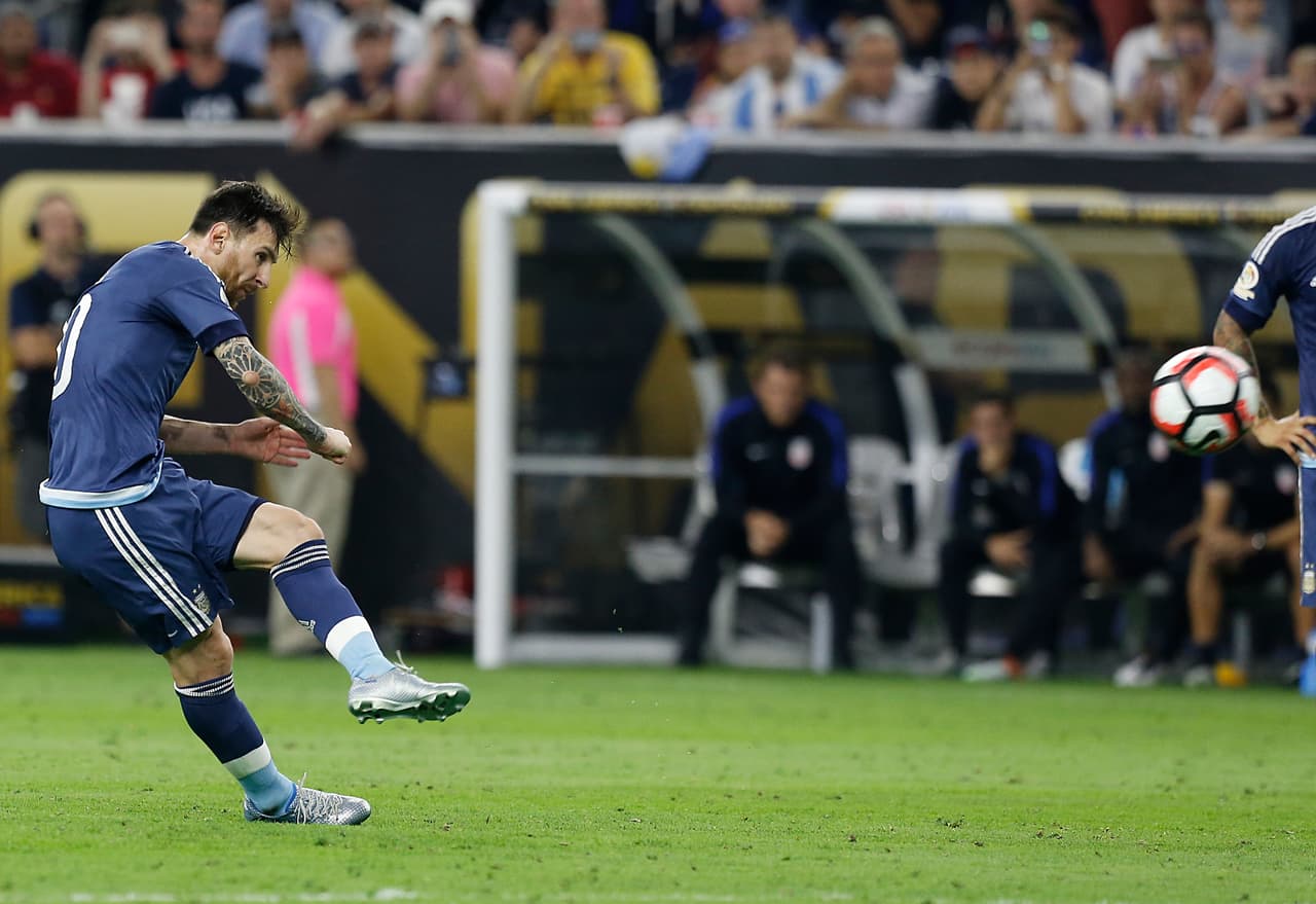 El momento en que Lionel Messi cobra el tiro libre para el 2-0. Golazo y récord para la 'Pulga'.