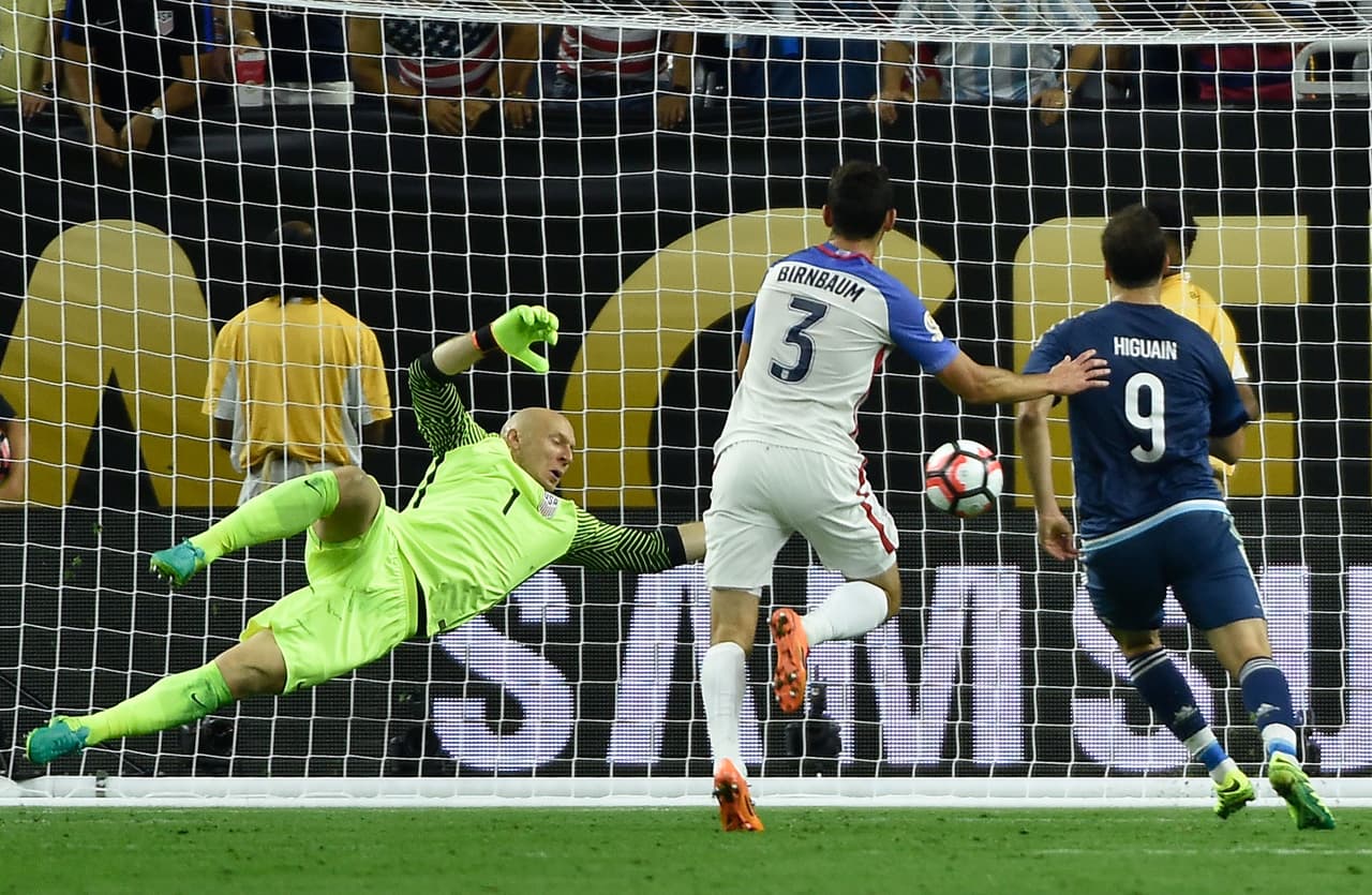 Así vio Higuaín su segundo gol de la noche tras una gran asistencia de Messi.