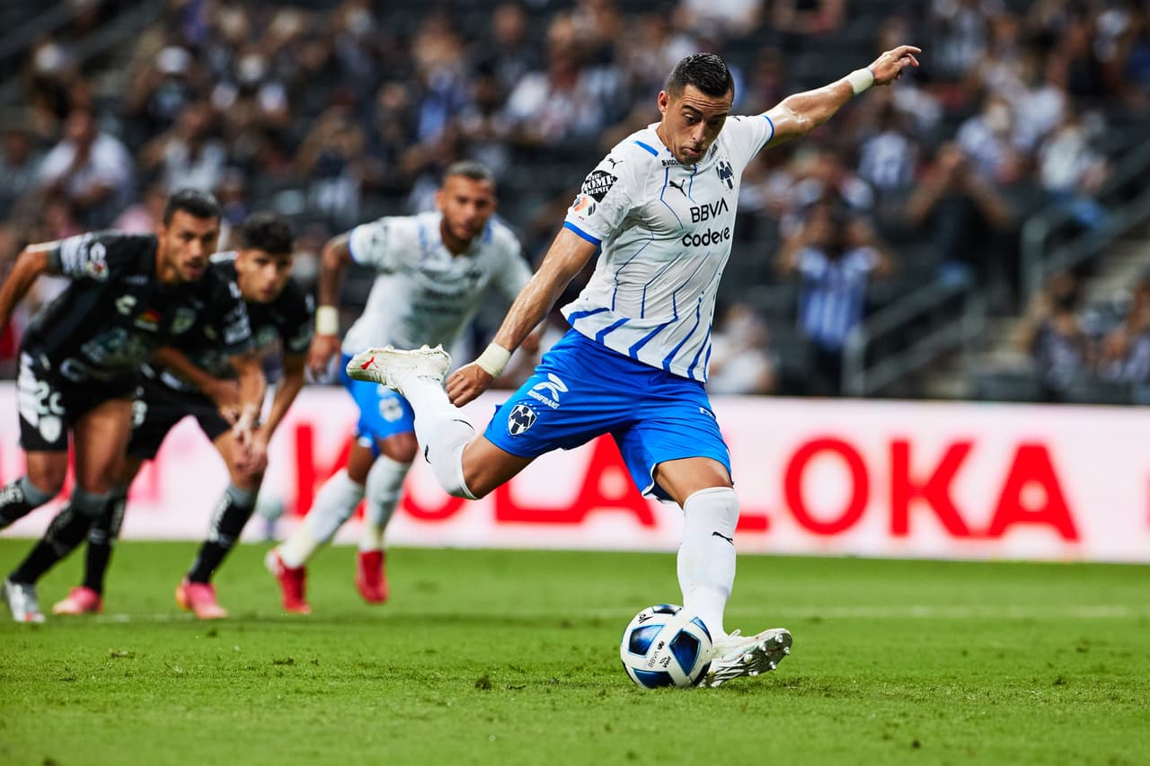Rogelio Funes Mori, el flamante delantero del Tri, sería el elegido para cobrar el penalti en busca del récord como máximo goleador de Rayados.