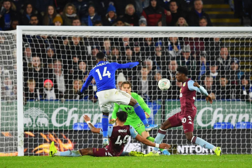 El Leicester City empata 1-1 con el Aston Villa; Guilbert abrió el marcador para la visita, Iheanacho igualó la ida de la semifinal de la Carabao Cup.