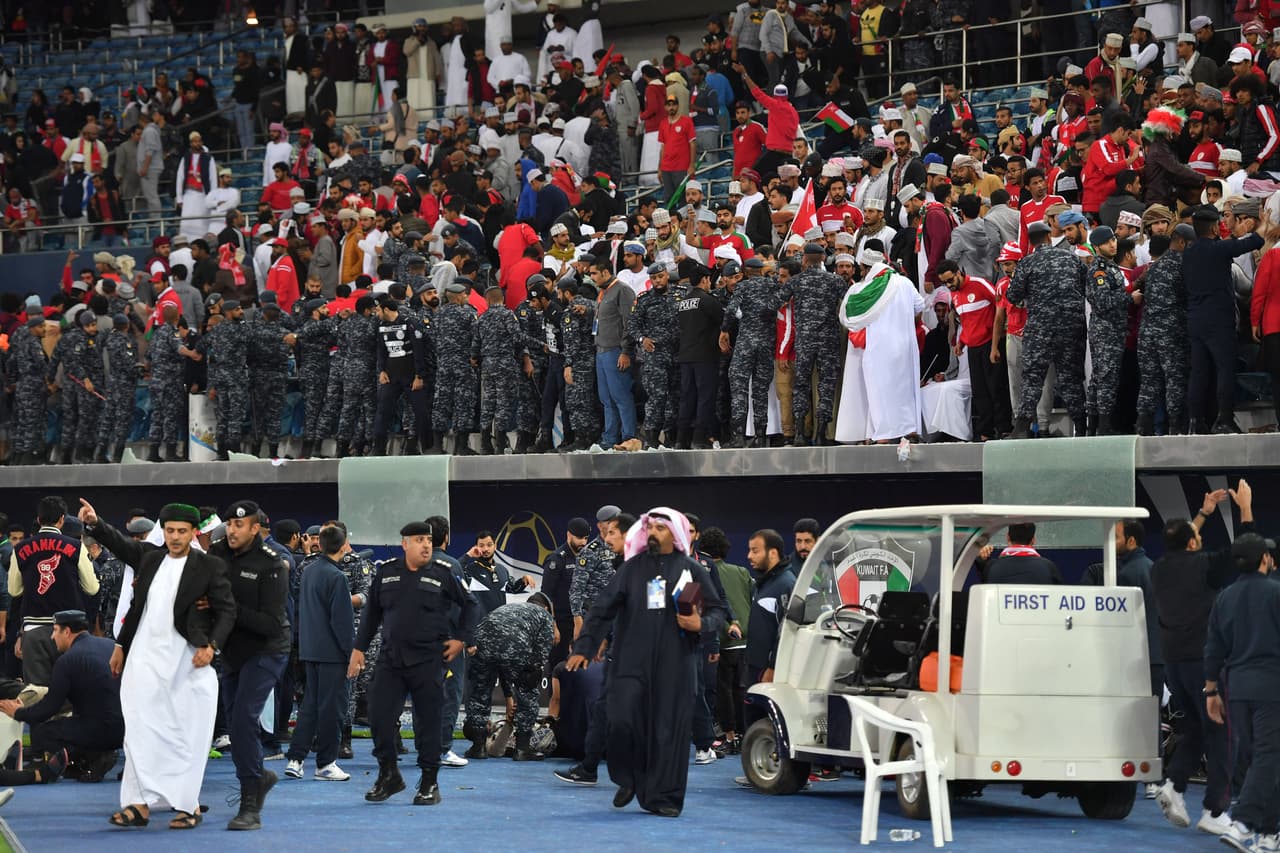 La Federación Kuwaití de Fútbol informó que las 40 personas resultaron con heridas menores y algunas se encuentran hospitalizadas.