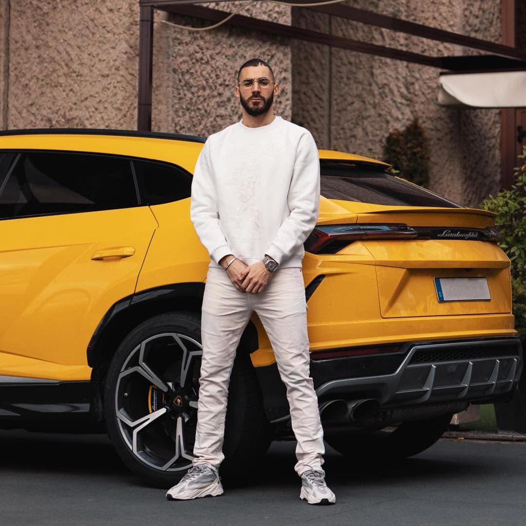 <h3 class="cms-H3-H3"><b>Lamborghini Urus</b></h3>
<br>
<br>La Lamborghini Urus es una de las
<b> adquisiciones más recientes de Benzema</b>, pues también se trata de un modelo que no hace mucho fue lanzado al mercado por la firma italiana. De hecho, las primeras unidades comercializadas llegaron como modelo 2018.