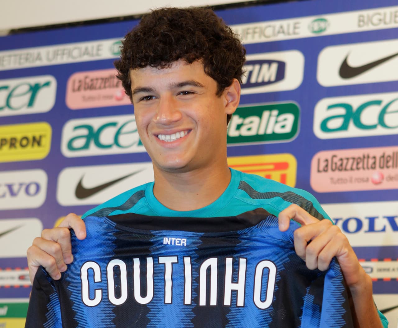 Es fichado por el Inter de Milan en 2010; anota su primer gol en mayo del 2011 frente a la Fiorentina.