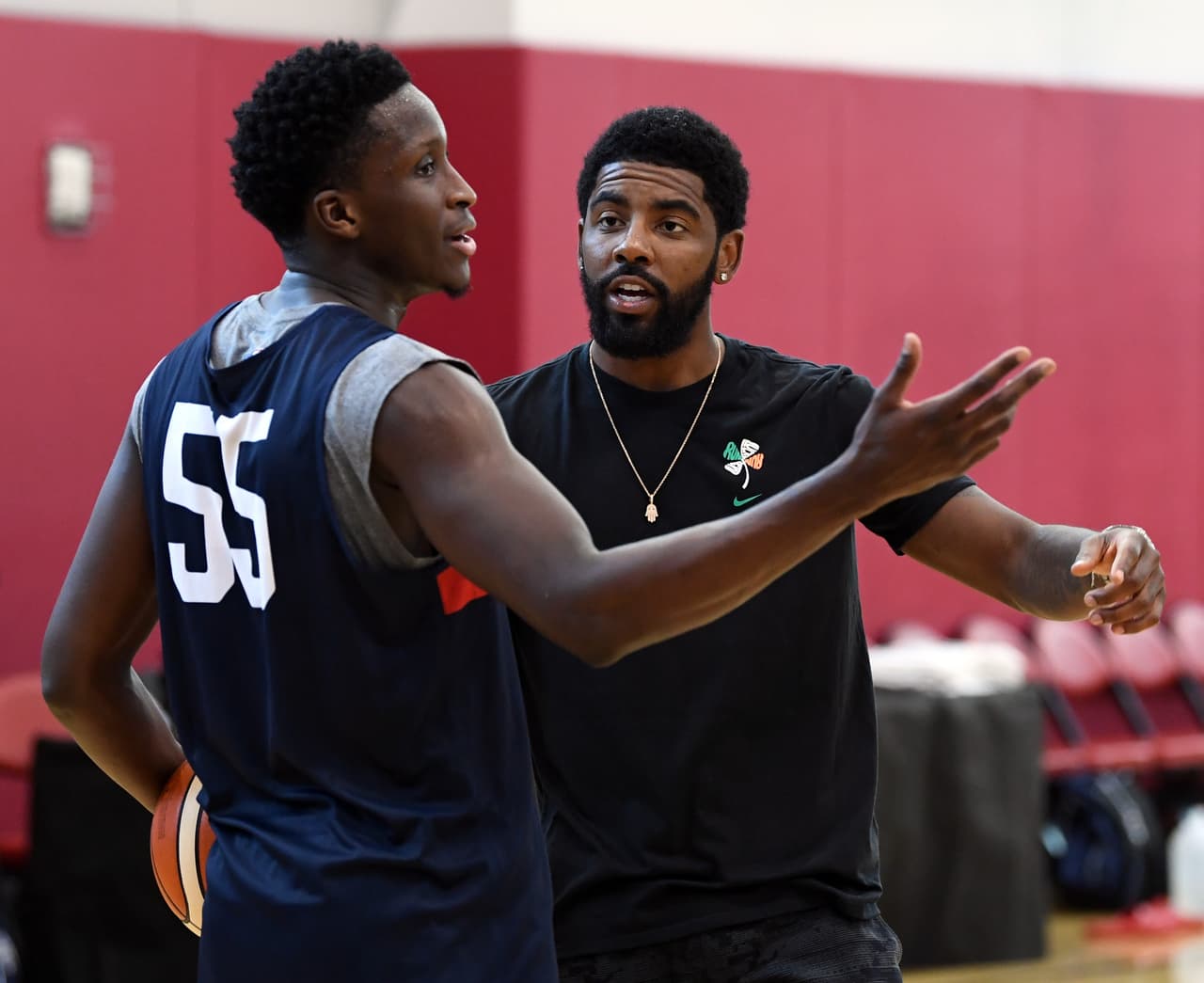 Victor Oladipo y Kyrie Irving también compartieron de este Minicamp.